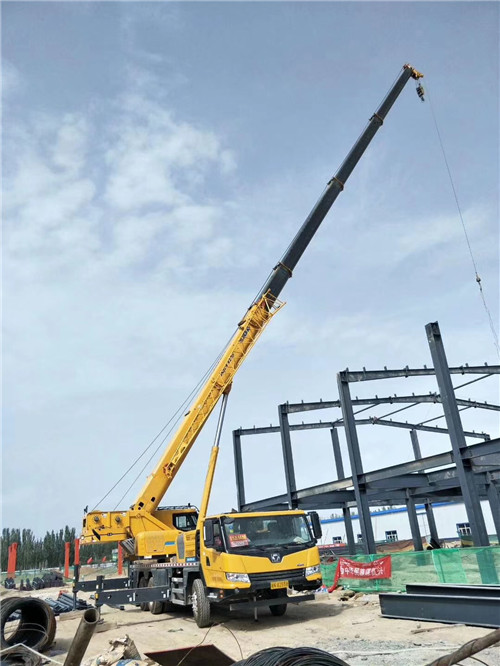 德宏超高层建筑钢结构吊装案例